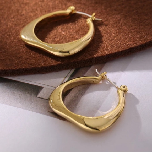 Square dainty hoops - Picture 3 of 4